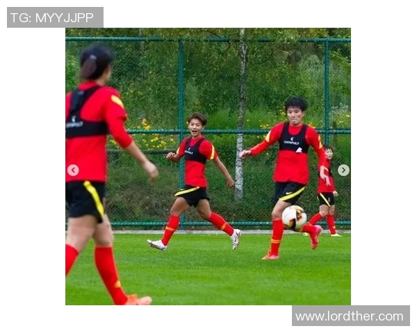 笑脸头像下的足球明星女生展现青春活力与运动魅力