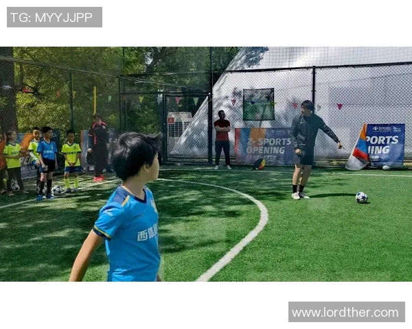 大学足球明星展现青春风采穿越球场激情与梦想交织的瞬间