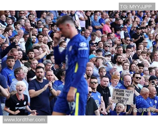 街头风采最帅足球明星展现独特魅力与时尚风格的完美结合